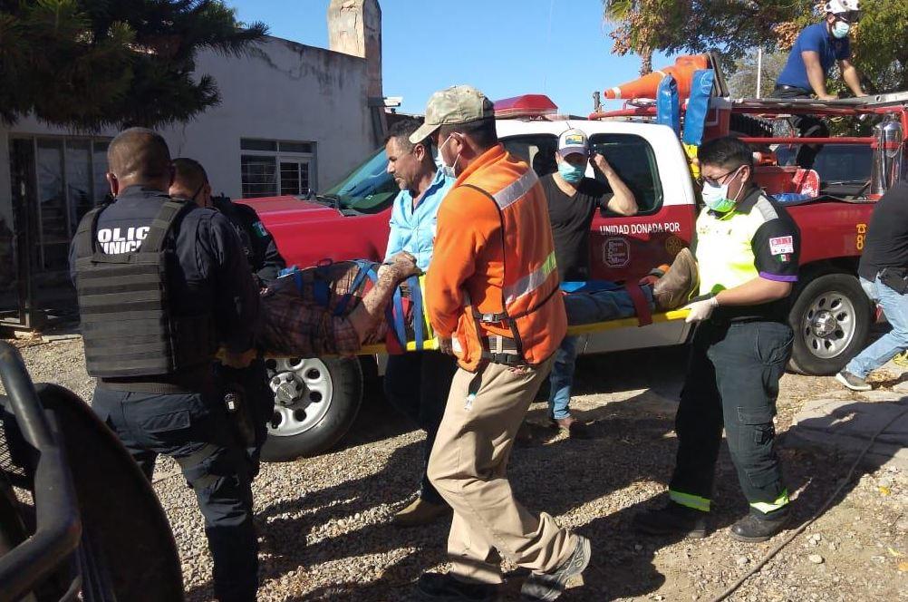 Rescatan a un hombre de la tercera edad tras caer en fosa de 10 metros ...