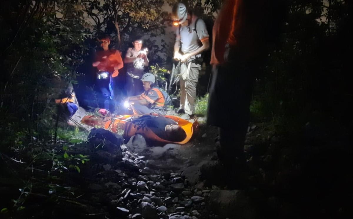 Rescatan a una mujer lesionada en el Cerro de las Mitras