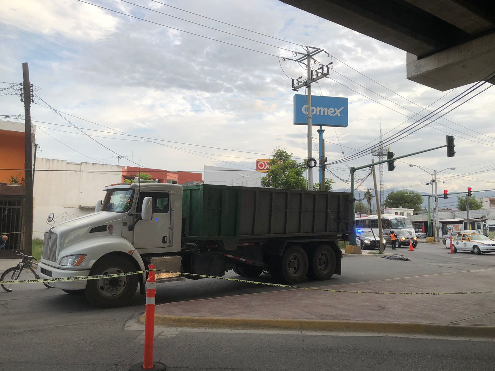 Muere conductor de Corvette tras recibir balazos en avenida Garza Sada
