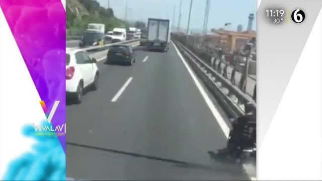 Captan a hombre en silla de ruedas por autopista